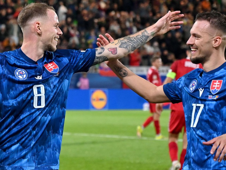 Ondrej Duda a Lukáš Haraslín (vpravo) sa tešia z gólu v zápase Ligy národov proti Moldavsku.