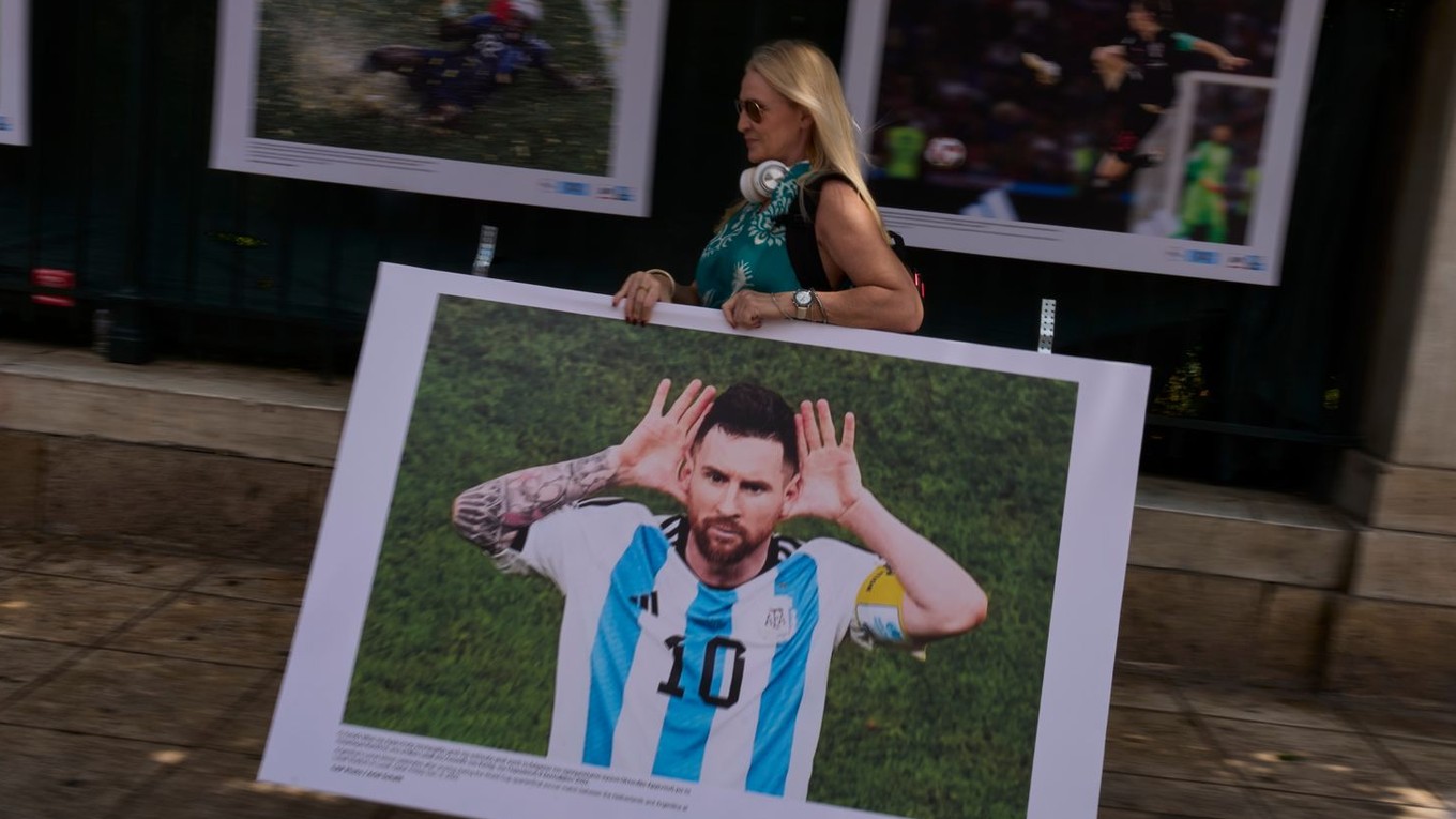 Koordinátorka festivalu nesie fotografiu Lionela Messiho.