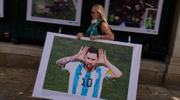 Koordinátorka festivalu nesie fotografiu Lionela Messiho.