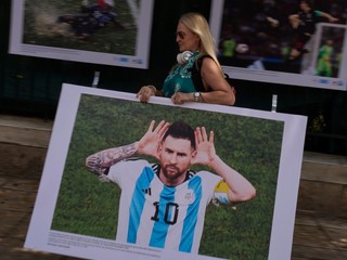 Koordinátorka festivalu nesie fotografiu Lionela Messiho.