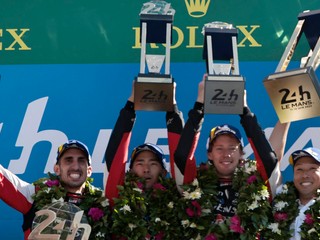 Zľava Sébastien Buemi, Brendon Hartley a Rjo Hirakawa vyhrali preteky 24 hodín Le Mans.