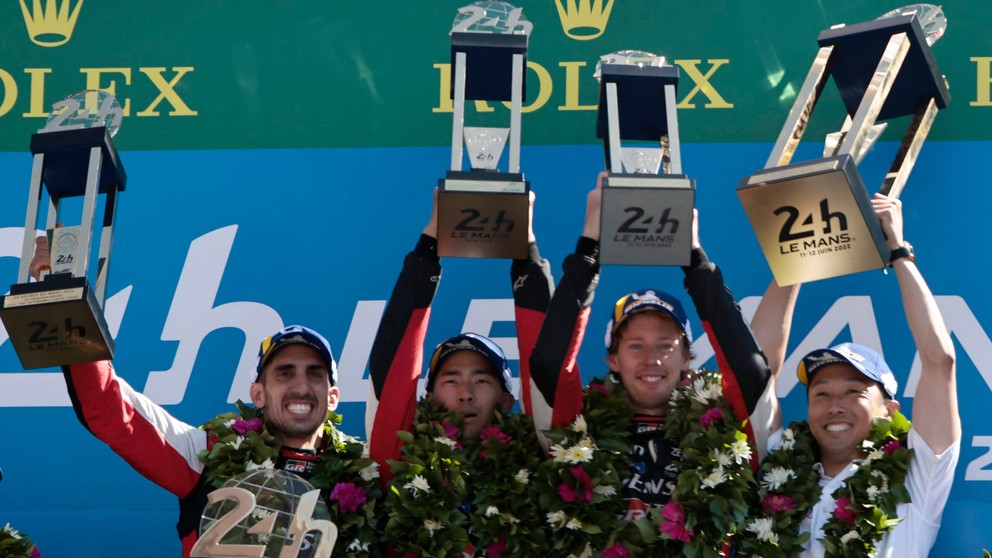 Zľava Sébastien Buemi, Brendon Hartley a Rjo Hirakawa vyhrali preteky 24 hodín Le Mans.