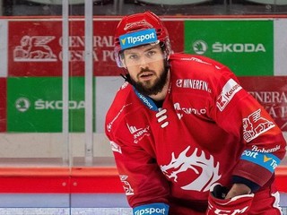 Slovenský hokejista Martin Bakoš v drese HC Oceláři Třinec.
