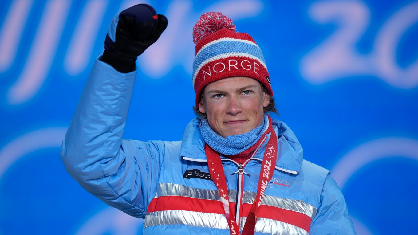 Nórsky bežec na lyžiach Johannes Hösflot Kläbo pózuje so zlatou medailou, ktorú získal vo finále šprintu voľnou technikou.