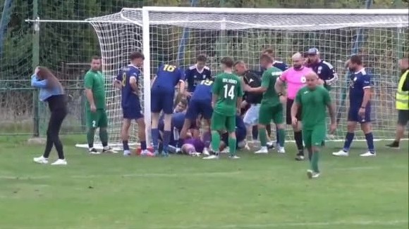 VIDEO: Hororové chvíle v siedmej lige. Brankár narazil hlavou o žrď a zostal bezvládne ležať