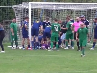 Brankár leží na zemi.