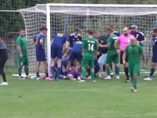 Brankár leží na zemi.