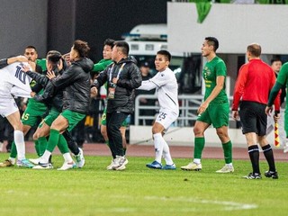 Fotka zo záveru zápasu Če-ťiang - Buriram United.