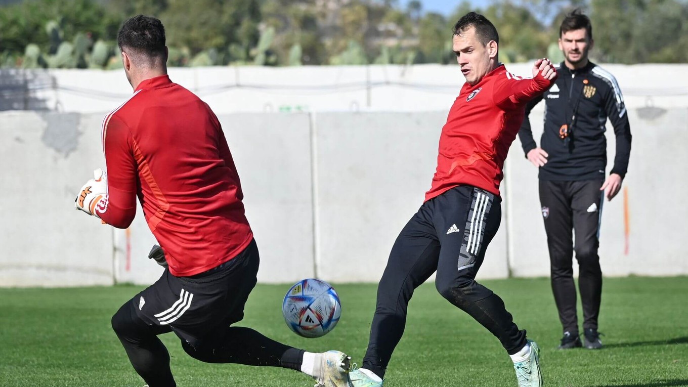 Futbalista Spartaka Trnava Martin Mikovič (vpravo) počas sústredenia na Malte.