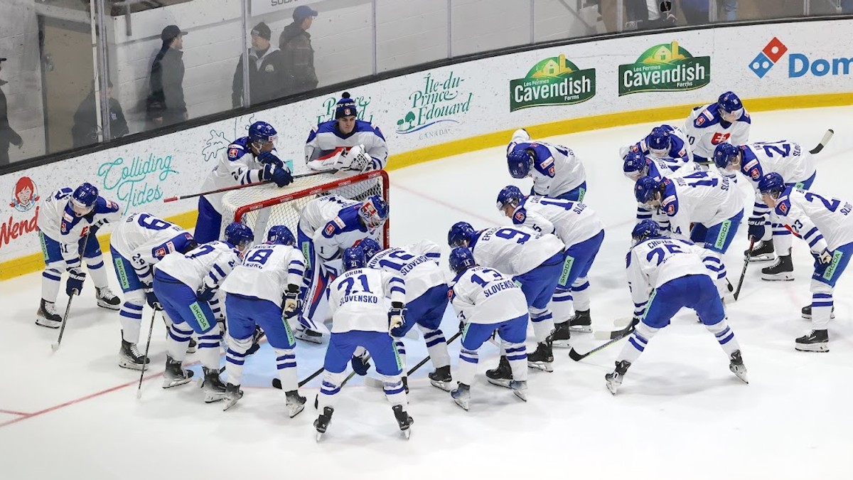 Slovenskí hokejisti do 20 rokov pred prípravným zápasom proti Nemecku. 