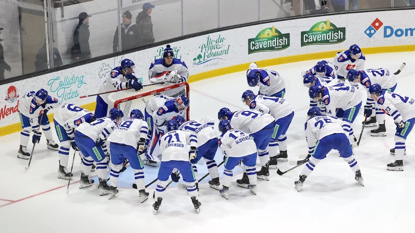 Slovenskí hokejisti do 20 rokov pred prípravným zápasom proti Nemecku. 
