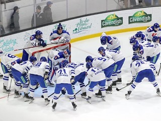 Slovenskí hokejisti do 20 rokov pred prípravným zápasom proti Nemecku. 