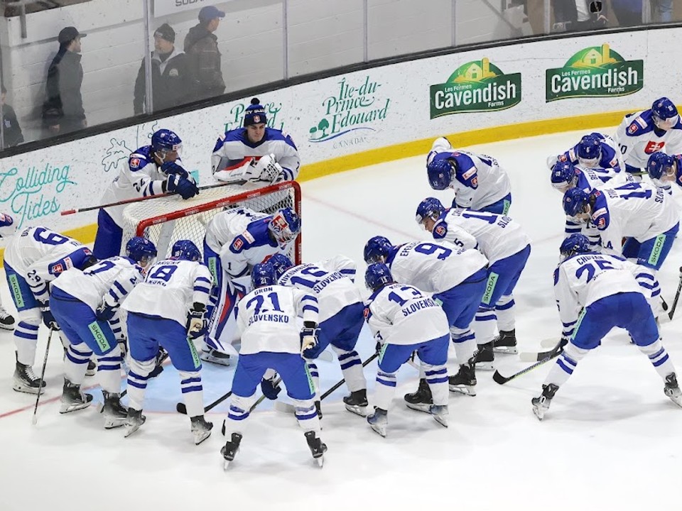 Slovenskí hokejisti do 20 rokov pred prípravným zápasom proti Nemecku. 