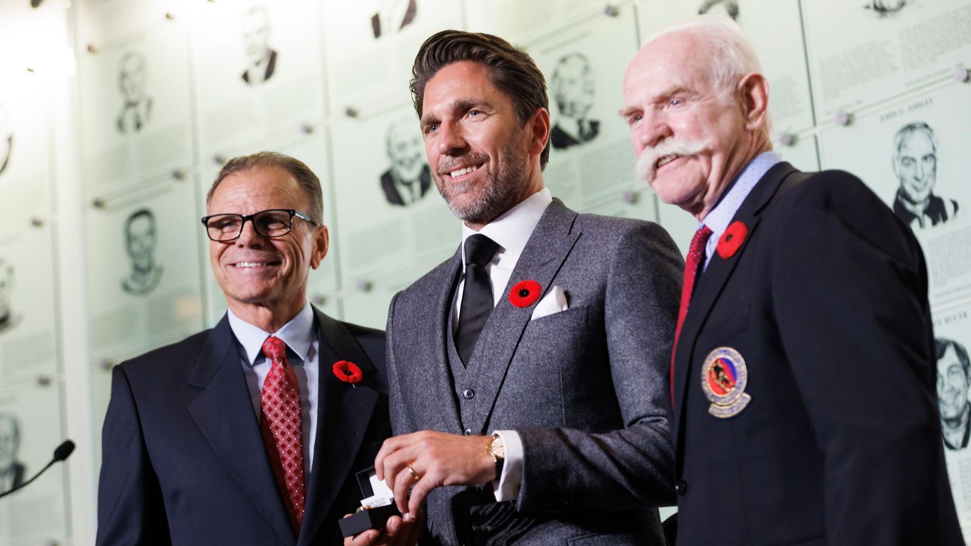 Henrik Lundqvist (v strede), Mike Gartner (naľavo) a Lanny McDonald (napravo) počas uvádzania do Siene slávy v roku 2023.