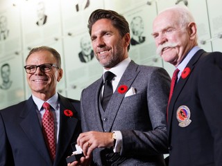 Henrik Lundqvist (v strede), Mike Gartner (naľavo) a Lanny McDonald (napravo) počas uvádzania do Siene slávy v roku 2023.