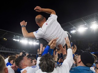 Tréner Slovenska Francesco Calzona počas osláv po postupe na EURO 2024.