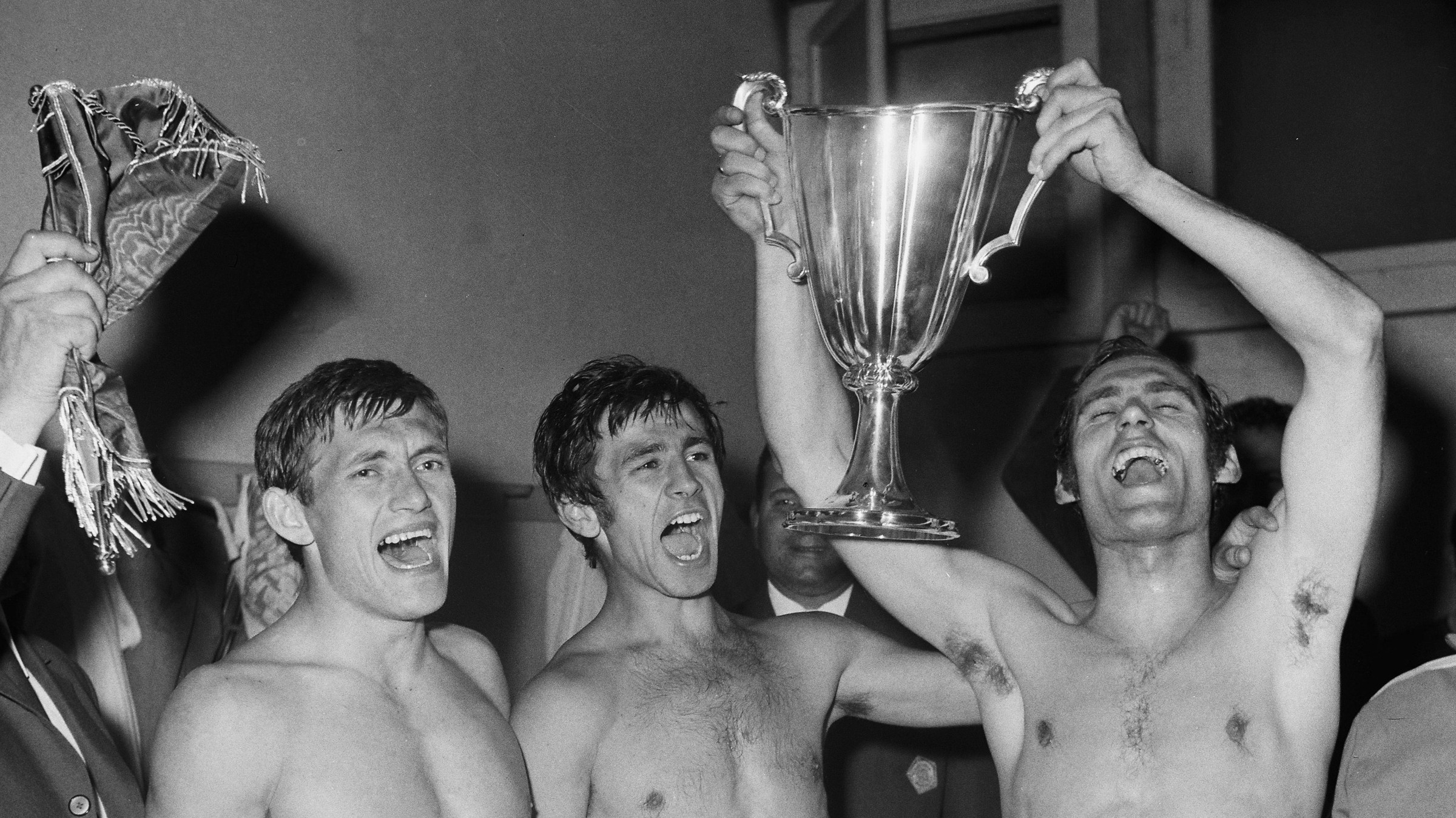 Kapitán Slovana Alexander Horváth, Vladimír Hrivnák a Ladislav Móder s pohárom po finále PVP 1969.