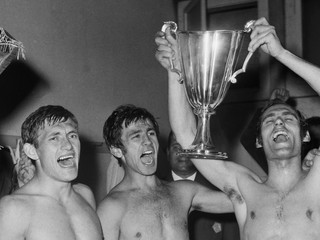 Kapitán Slovana Alexander Horváth, Vladimír Hrivnák a Ladislav Móder s pohárom po finále PVP 1969.