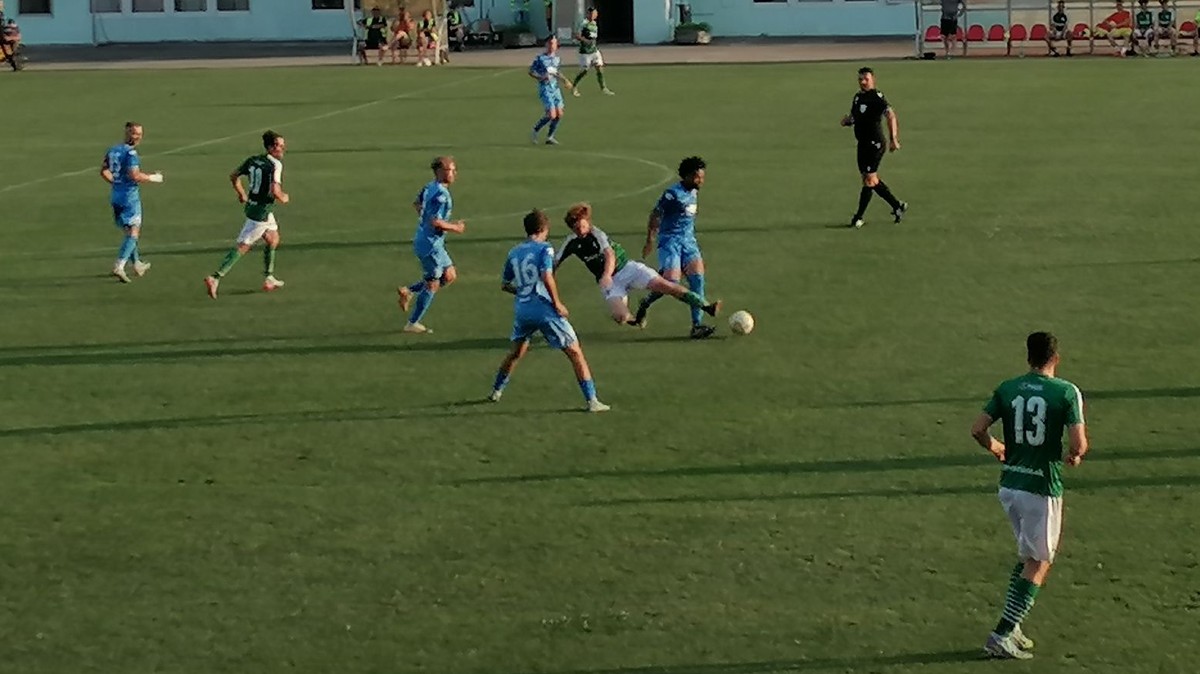 Hralo sa v úmornej horúčave. Hostia zostali v autobuse, ale debakel z toho nebol