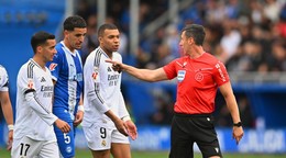 Kylian Mbappé s rozhodcom po vylúčení v zápase proti Deportivu Alavés.