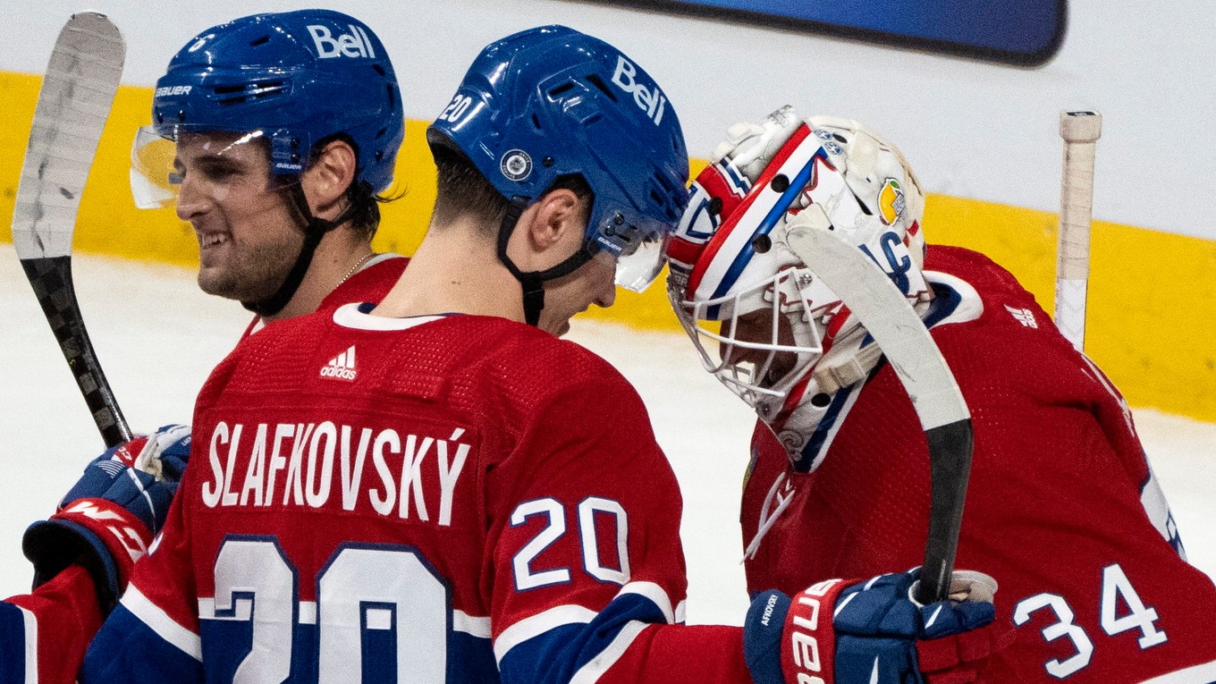 Juraj Slafkovský a brankár Montrealu Canadiens Jake Allen.