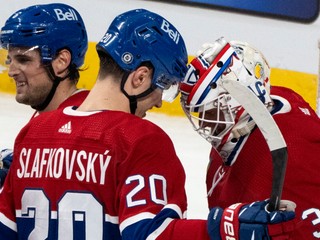 Juraj Slafkovský a brankár Montrealu Canadiens Jake Allen.