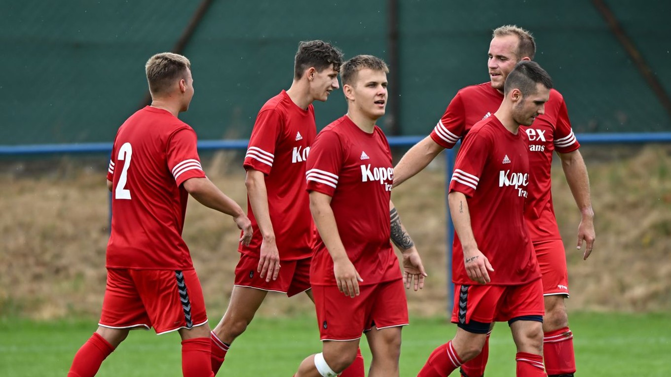 Starotekovčania vedú VI. ligu V, zľava Kristián Herc, Jakub Kováč, Szabolcs Jakubík, Miroslav Žilka a Damian Hostinský.