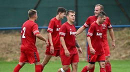 Starotekovčania vedú VI. ligu V, zľava Kristián Herc, Jakub Kováč, Szabolcs Jakubík, Miroslav Žilka a Damian Hostinský.