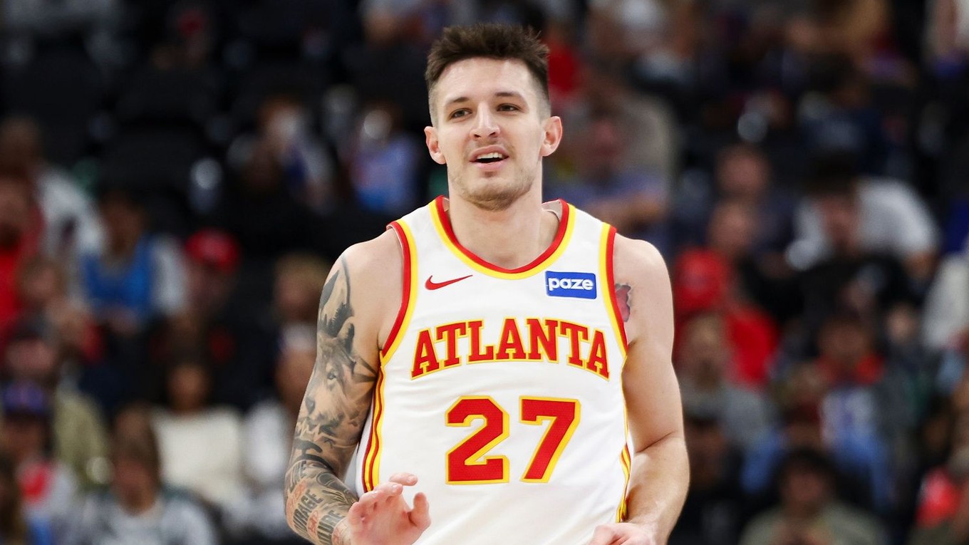 Rozohrávač tímu Atlanta Hawks Vit Krejčí reaguje po tom, čo skóroval počas prvého polčasu basketbalového zápasu NBA proti tímu Los Angeles Clippers.