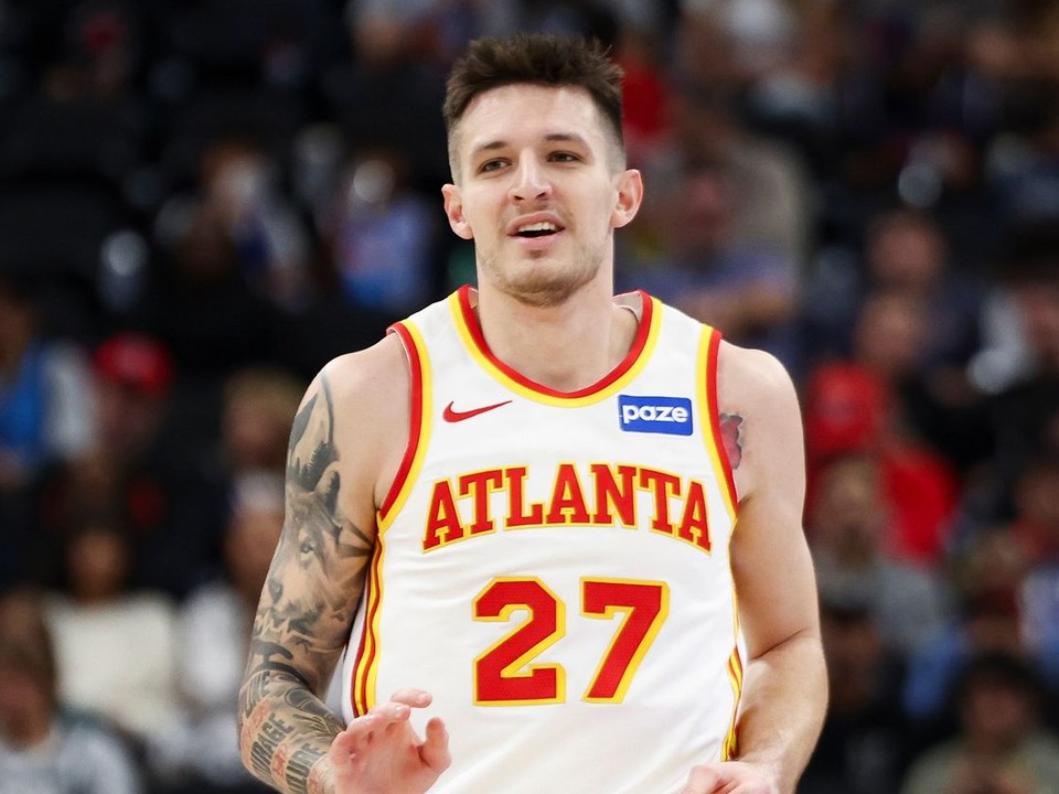 Rozohrávač tímu Atlanta Hawks Vit Krejčí reaguje po tom, čo skóroval počas prvého polčasu basketbalového zápasu NBA proti tímu Los Angeles Clippers.