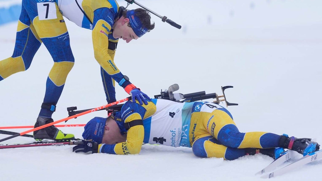 Švédski biatlonisti Sebastian Samuelsson (vpravo) a Martin Ponsiluoma skončili na prvých dvoch miestach v pretekoch s hromadným štartom na MS v biatlone 2023. 