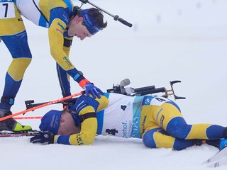 Švédski biatlonisti Sebastian Samuelsson (vpravo) a Martin Ponsiluoma skončili na prvých dvoch miestach v pretekoch s hromadným štartom na MS v biatlone 2023. 