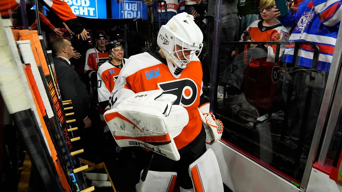 VIDEO: NHL má nového najvyššieho brankára. Za Philadelphiu debutoval obrovitý Rus