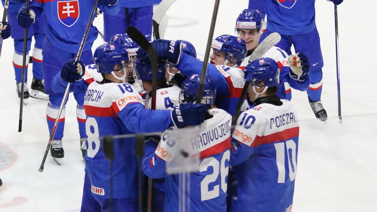 Slováci sa tešia z víťazného gólu v zápase Slovensko - Kazachstan na MS U20 2025