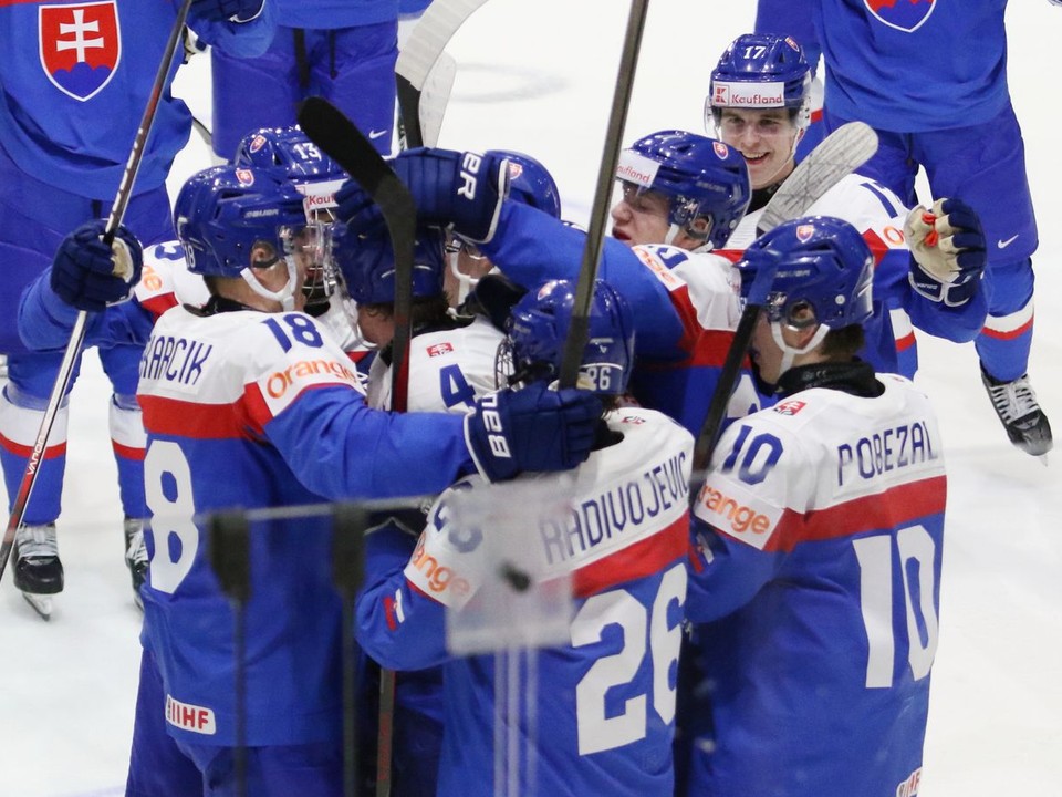 Slováci sa tešia z víťazného gólu v zápase Slovensko - Kazachstan na MS U20 2025