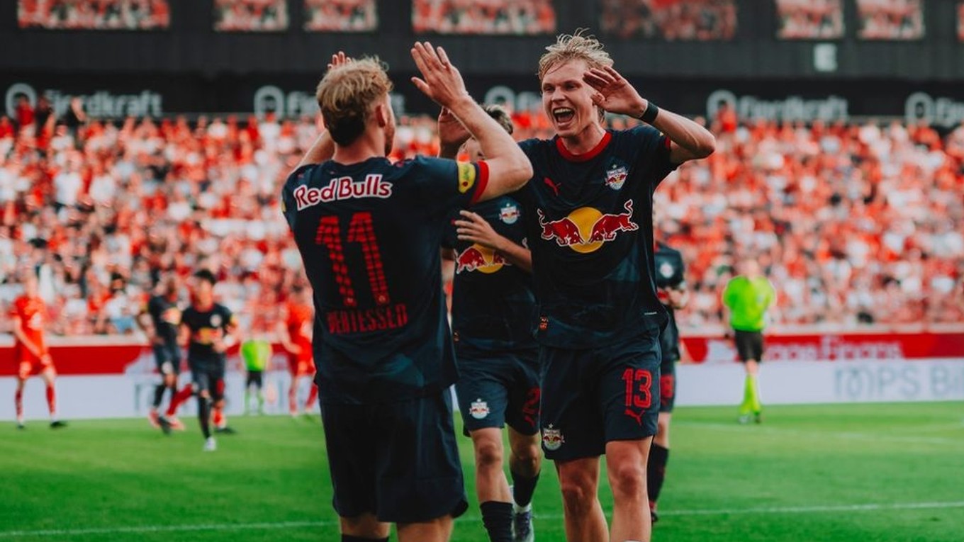 Hráči Salzburgu oslavujú gól