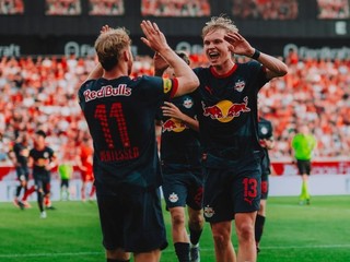 Hráči Salzburgu oslavujú gól