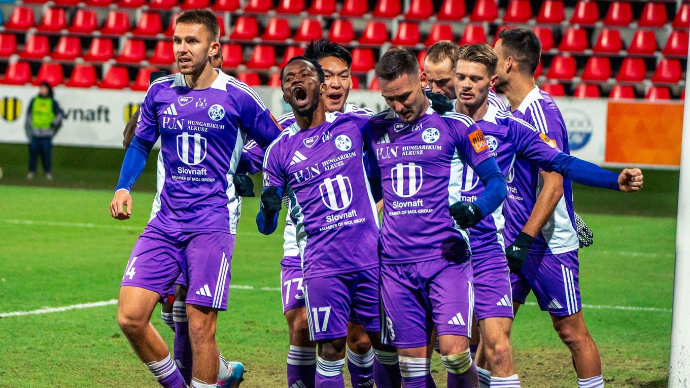 Hráči KFC Komárno po góle Kamerunčana Bayemiho.