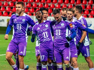 Hráči KFC Komárno po góle Kamerunčana Bayemiho.