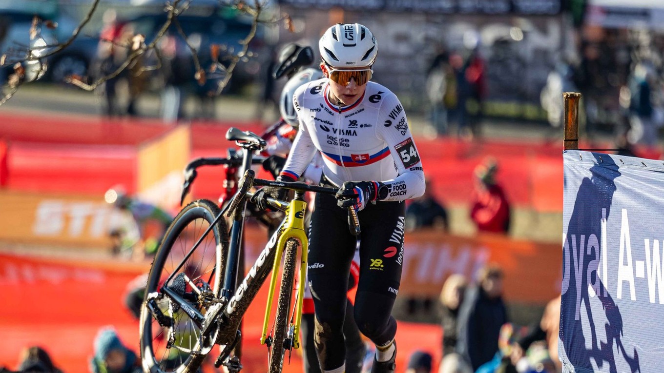 Viktória Chladoňová v pretekoch Svetového pohára v cyklokrose.