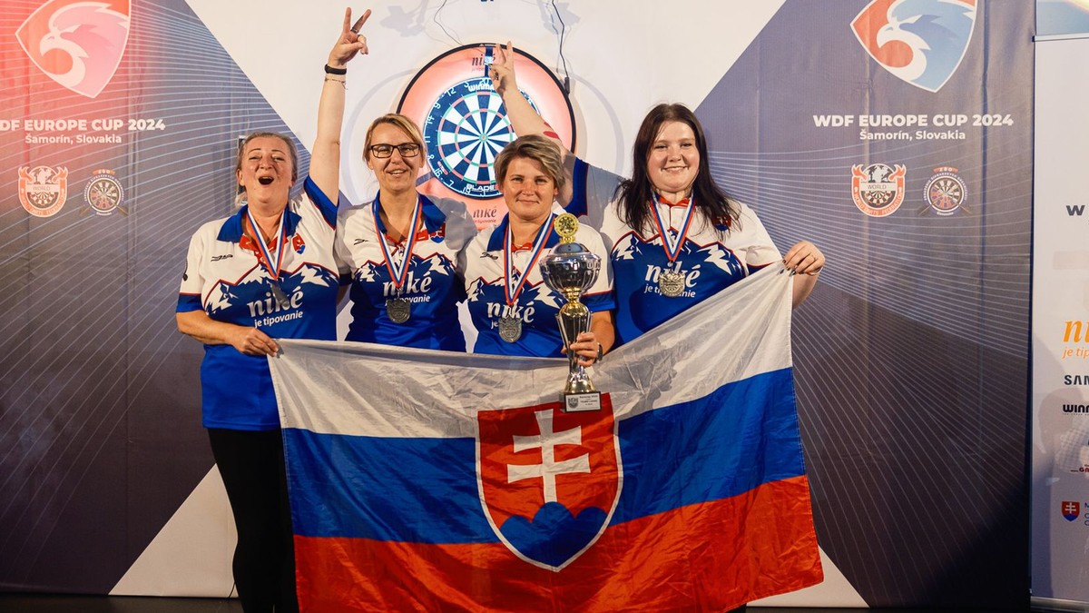 Martina Sulovská (vľavo) sa raduje zo striebra v súťaží družstiev na WDF Europe Cupe 2024.