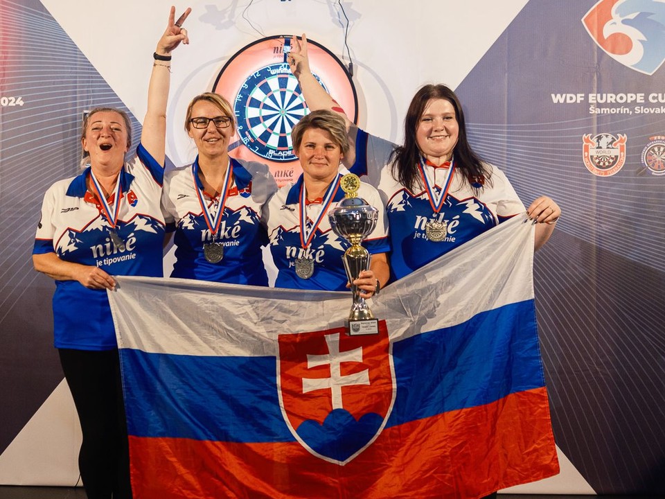 Martina Sulovská (vľavo) sa raduje zo striebra v súťaží družstiev na WDF Europe Cupe 2024.