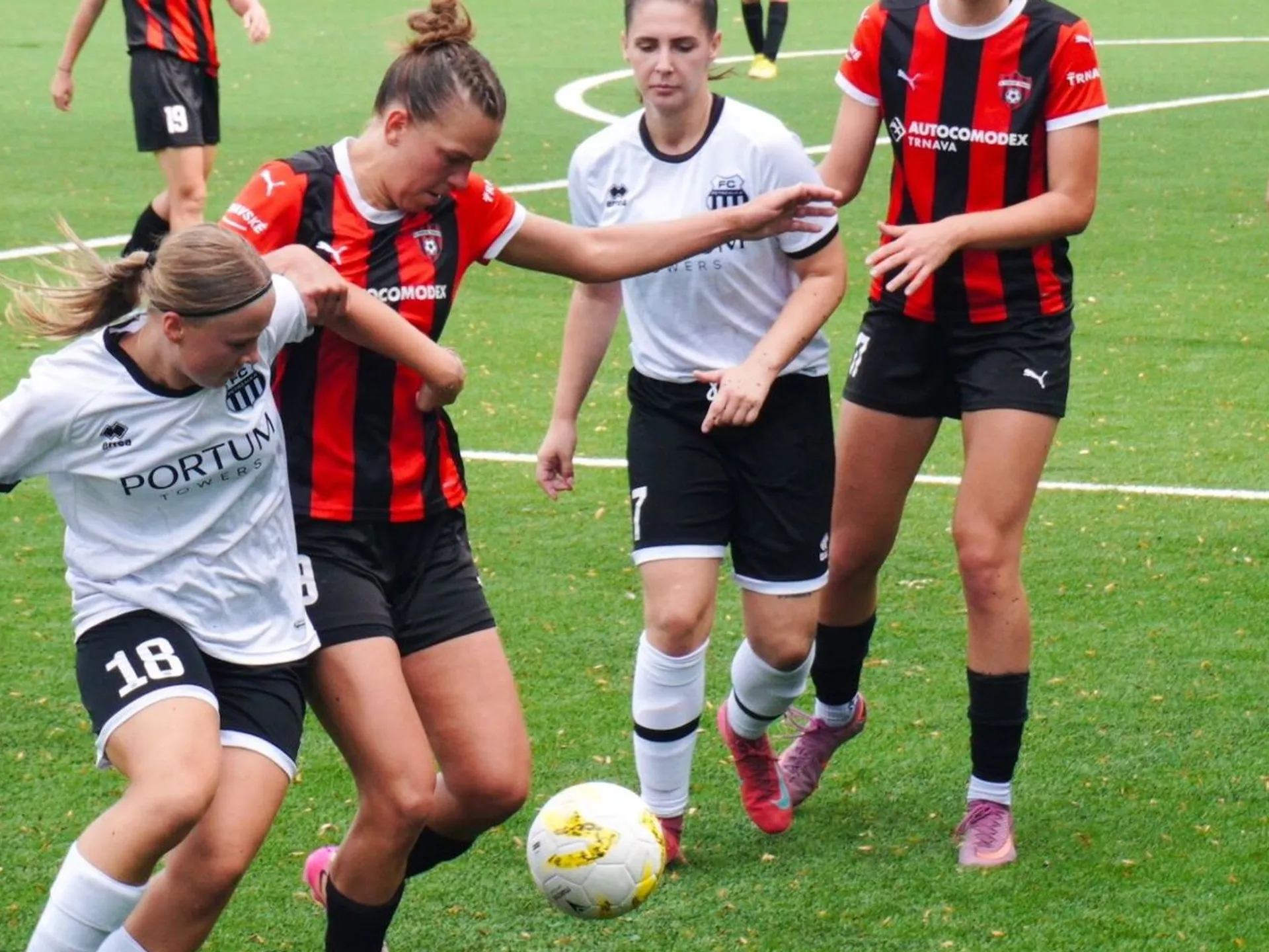 I. LIGA ŽENY – Petržalčanky pokrstili nový umelý trávnik víťazstvom