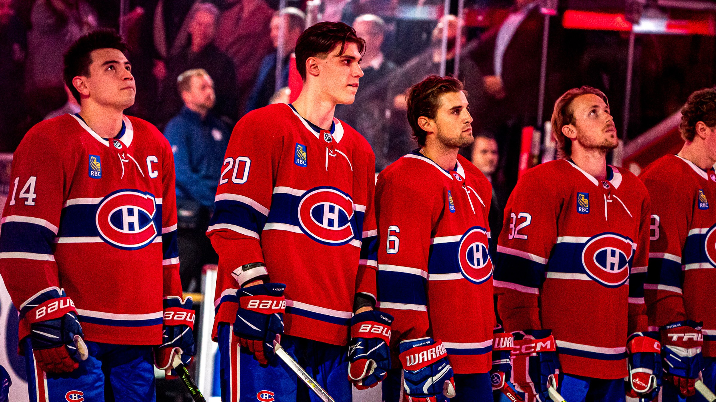 Juraj Slafkovský so spoluhráčmi pred zápasom Montreal Canadiens - Toronto Maple Leafs.