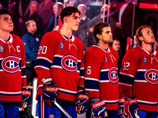 Juraj Slafkovský so spoluhráčmi pred zápasom Montreal Canadiens - Toronto Maple Leafs.