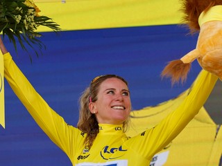 Annemiek van Vleutenová v žltom drese pre víťazku Tour de France 2022. 