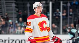 Samuel Honzek v drese Calgary Flames.