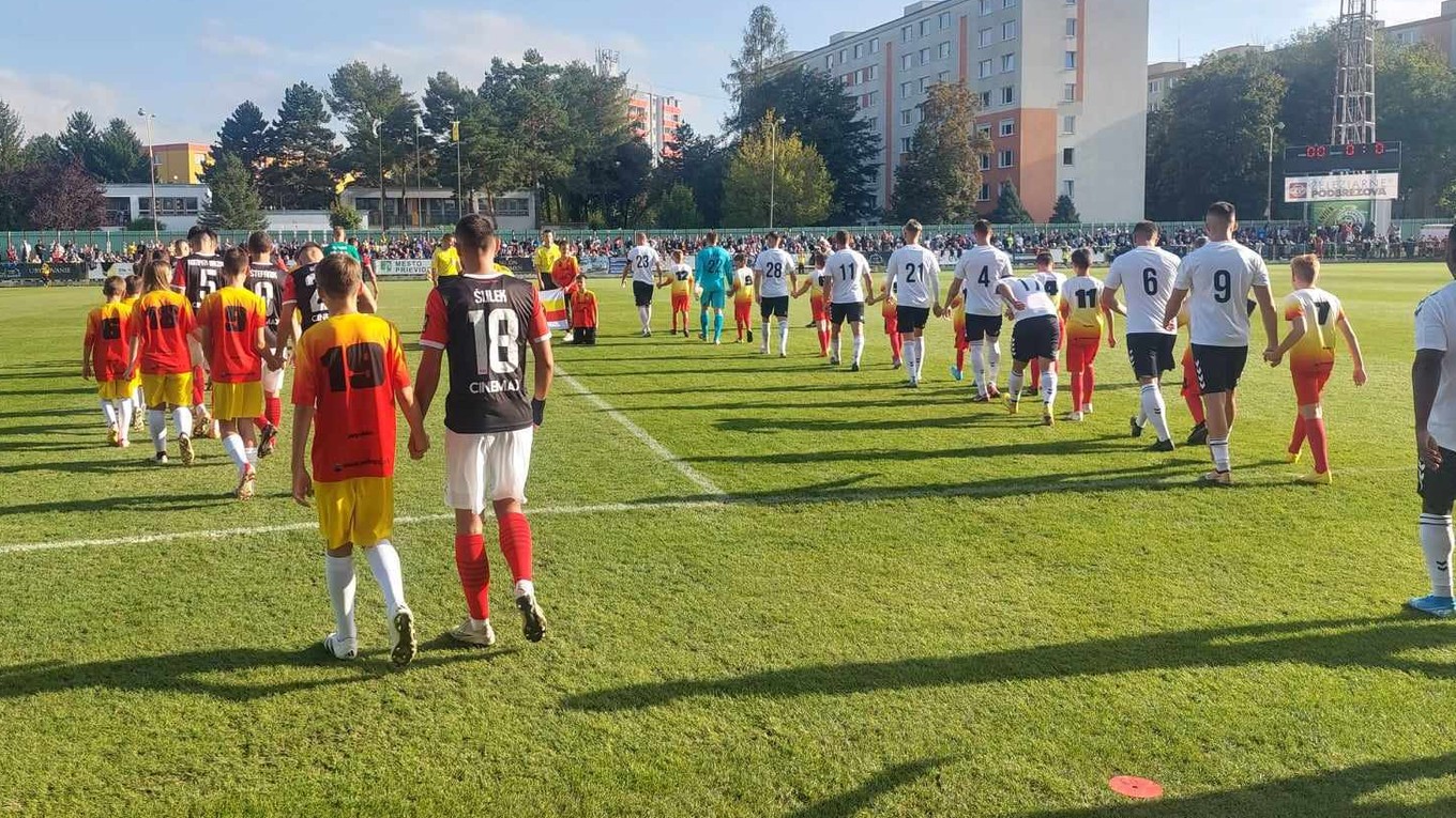 Nástup hráčov na zápas Lehota pod Vtáčnikom - Spartak Trnava.