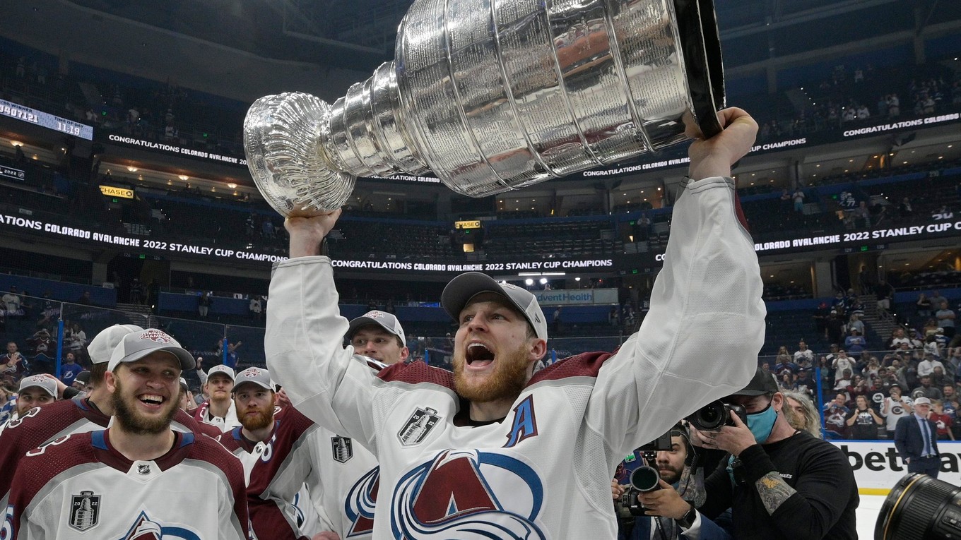 Nathan MacKinnon drží nad hlavou Stanleyho pohár.