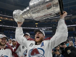 Nathan MacKinnon drží nad hlavou Stanleyho pohár.